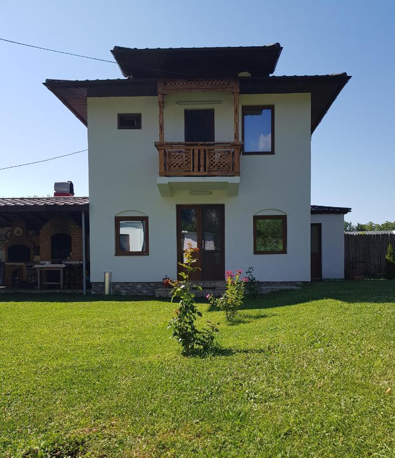 Villa La Bunicu Polovragi Esterno foto