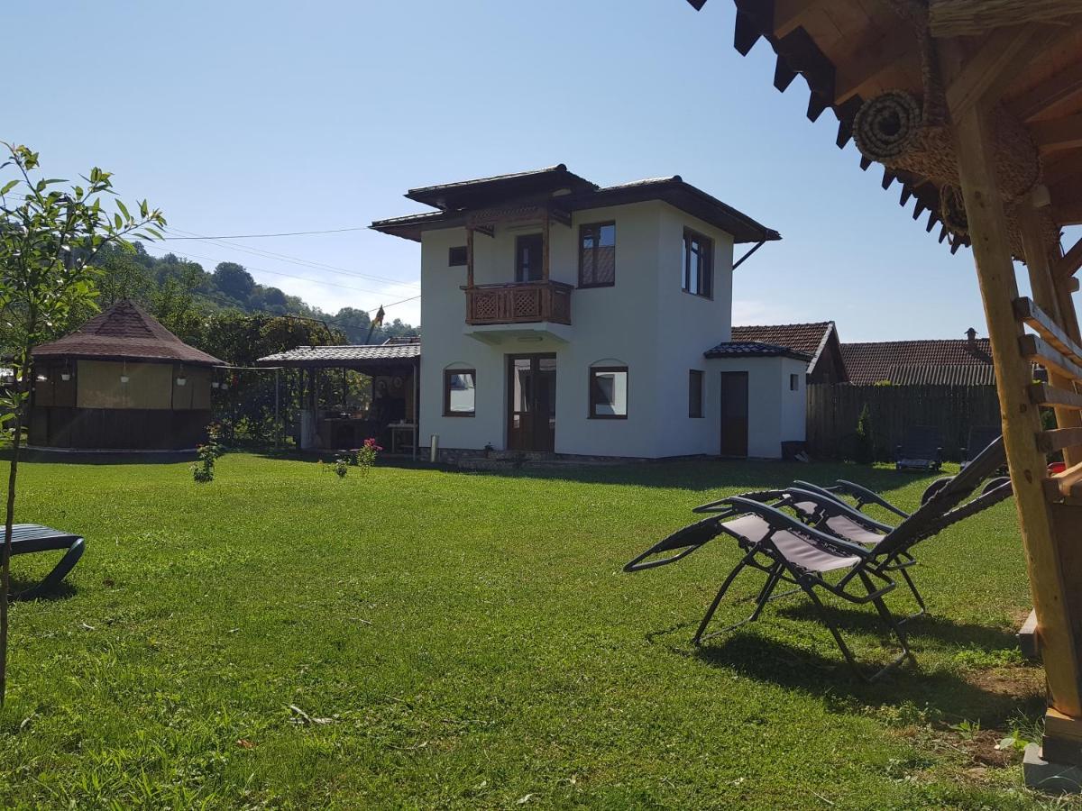 Villa La Bunicu Polovragi Esterno foto