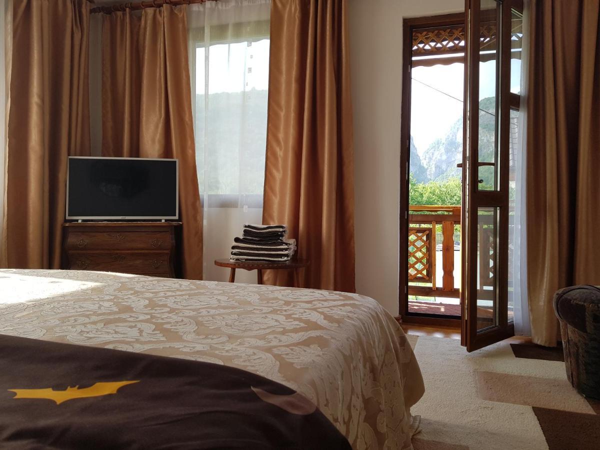 Villa La Bunicu Polovragi Esterno foto