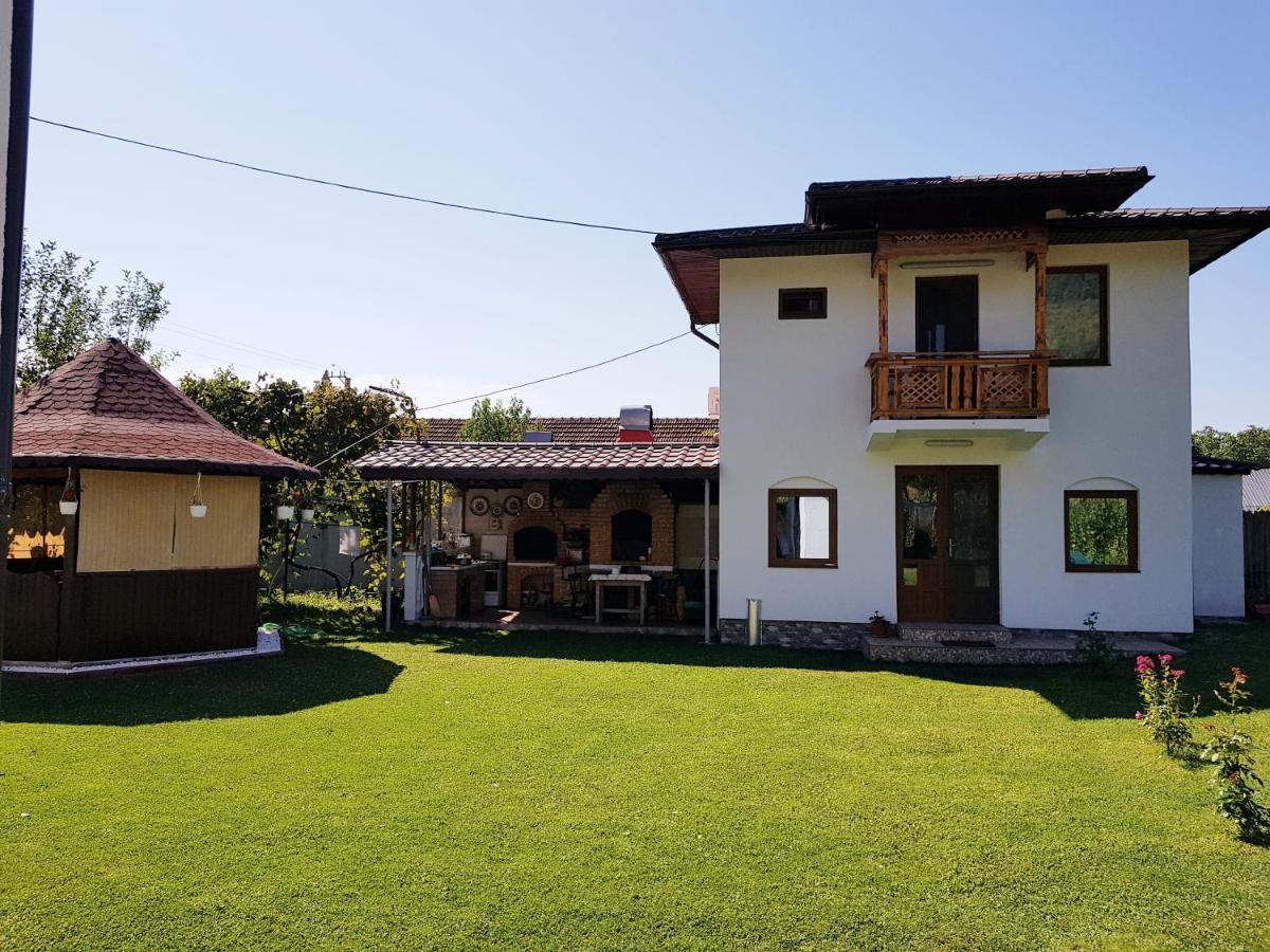 Villa La Bunicu Polovragi Esterno foto