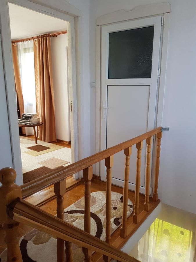 Villa La Bunicu Polovragi Esterno foto